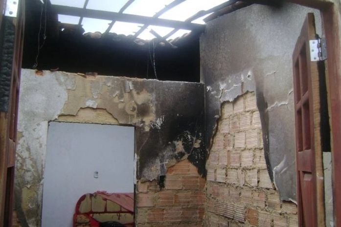 Parte do telhado foi tragado pelas chamas