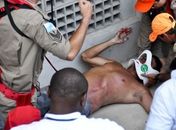 Foto flagra erro em socorro a torcedor que caiu no fosso no Engenhão