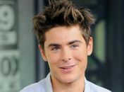 Zac Efron deixa camisinha cair bem no tapete vermelho