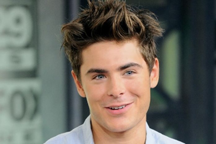 Zac Efron deixa camisinha cair bem no tapete vermelho