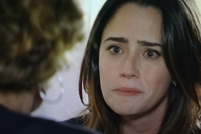 Ana pede que Eva faça exames para ser doadora de Júlia