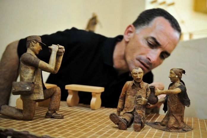 Escultor cubano usa tabaco como matéria-prima