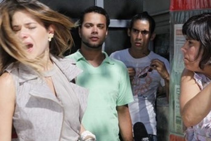 Beatriz leva um tapa na cara no meio da rua