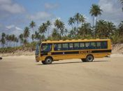 Ônibus do programa 'Caminho da Escola' é flagrado em praia