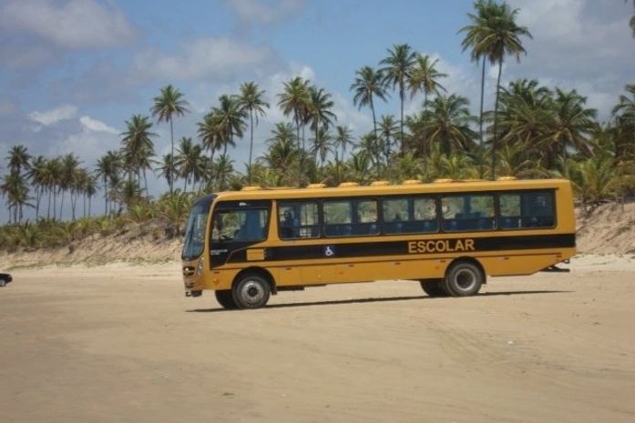Ônibus do programa 'Caminho da Escola' é flagrado em praia