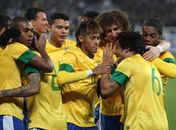Brasil repete futebol sem brilho, mas supera Bósnia com gol contra