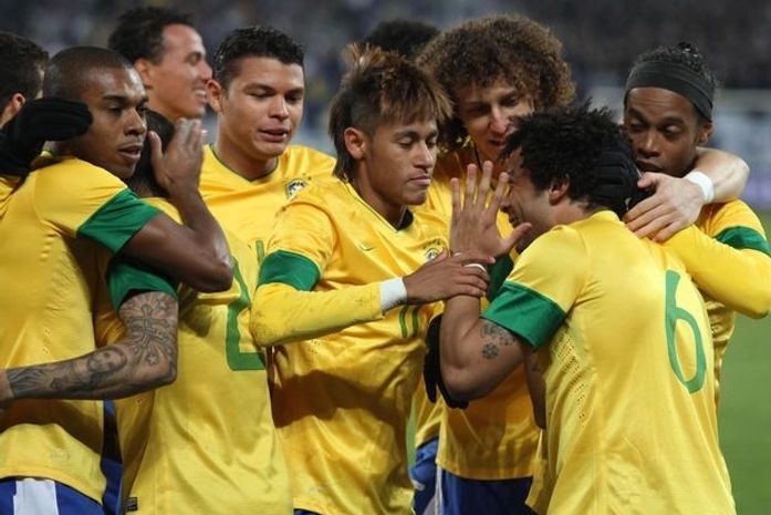 Brasil repete futebol sem brilho, mas supera Bósnia com gol contra