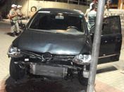 Após invadir a praça, carro bateu em poste