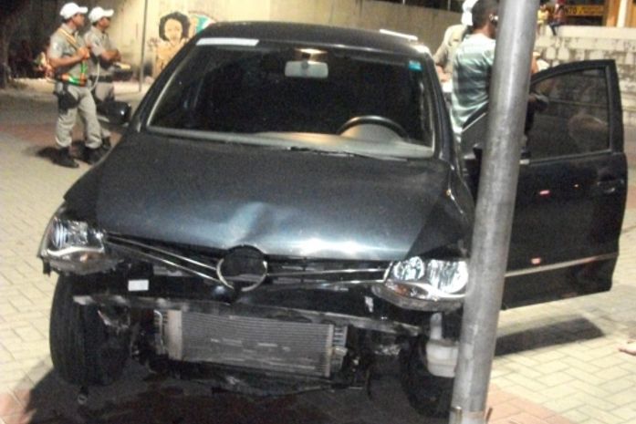 Após invadir a praça, carro bateu em poste