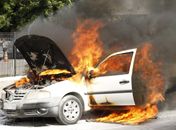 Incêndio em veículo assusta motorista na Fernandes Lima