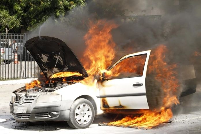 Incêndio em veículo assusta motorista na Fernandes Lima