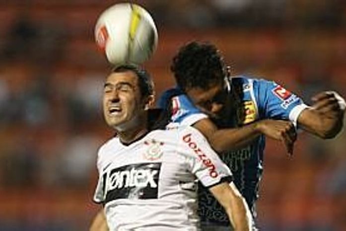 Corinthians esbarra na trave, mas vira nos acréscimos e mantém embalo