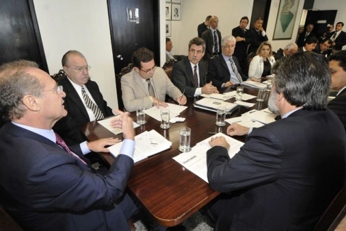 Renan coordena reunião da bancada do PMDB