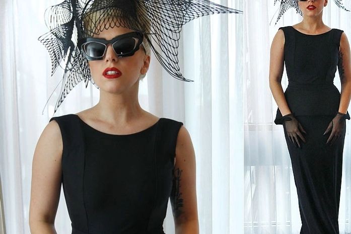 Lady Gaga incrementa visual com chapéu inusitado