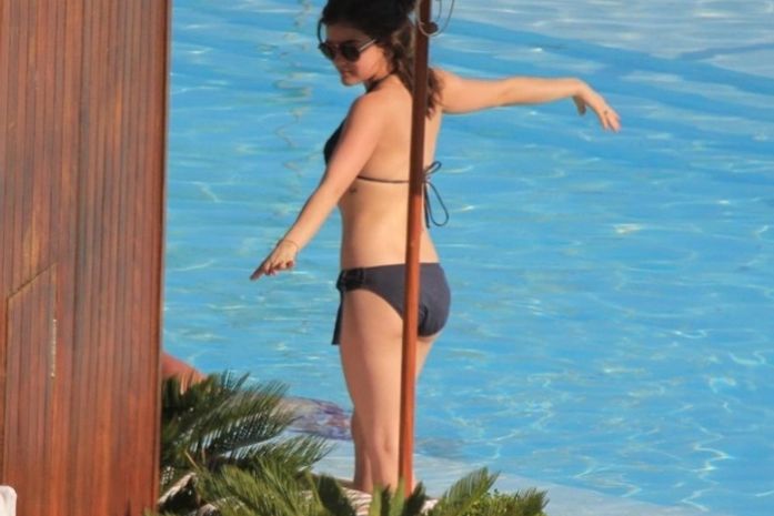 Atrizes da série 'Pretty Little Liars' tomam sol no hotel do Rio