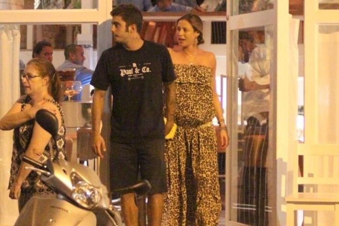 Grávida, Luana Piovani janta com o marido em restaurante no Rio