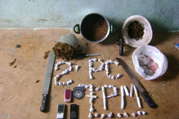 Polícia Militar prende quatro por tráfico de drogas