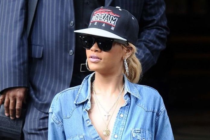 Rihanna paga 15 mil libras em corte de cabelo de emergência