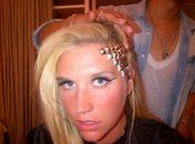 Novo visual: Ke$ha substitui fios de cabelo por tachinhas de metal