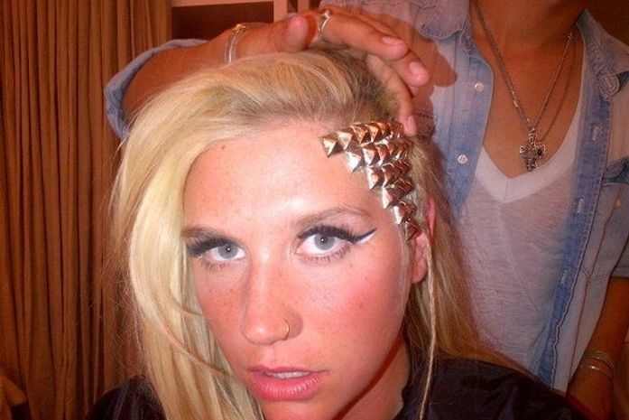 Novo visual: Ke$ha substitui fios de cabelo por tachinhas de metal