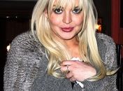 Lindsay Lohan chega com rosto inchado para gravação de televisão