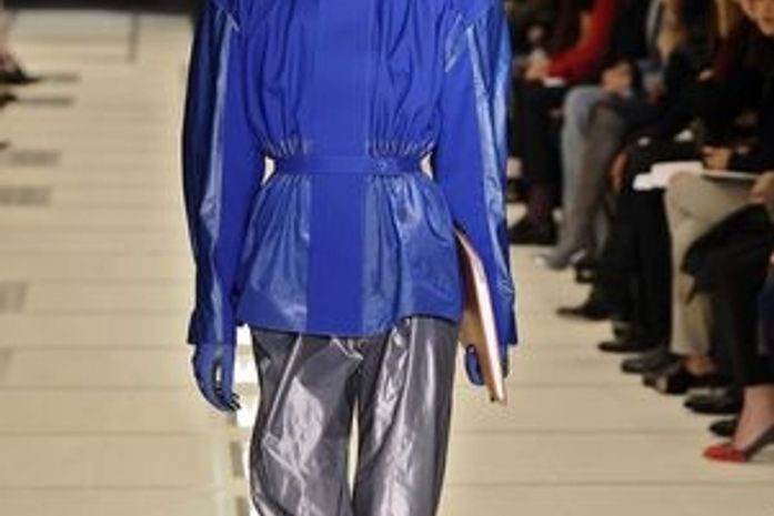 Em desfile, Balenciaga revive calças e o azul da caneta Bic