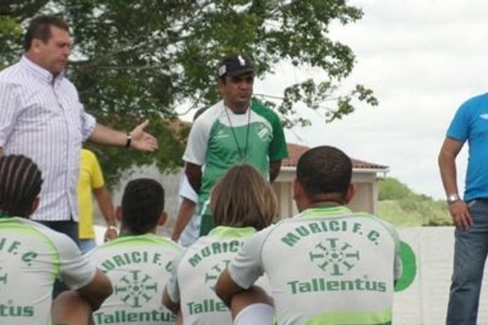 Remi Calheiros e Edson Ferreira reunidos com os atletas