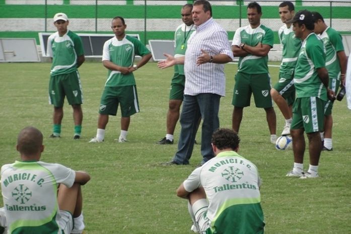 Prefeito e presidente do Murici Remi Calheiros com os atletas.