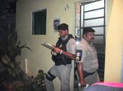 Militares na porta da casa onde ocorreu o crime