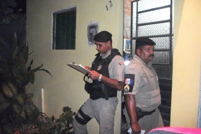 Militares na porta da casa onde ocorreu o crime