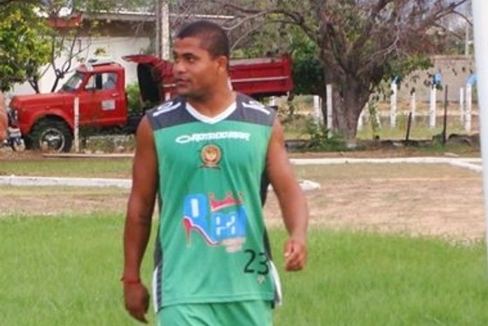 Lateral-direito Leumir.