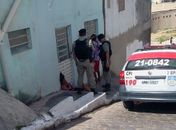 Mulher empurra cabeça de companheira contra parede
