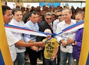 Com o prefeito Cristiano Matheus e os deputados Renan Filho e Jeferson Morais, o senador Renan descerra a placa reinaugurando a casa de Marechal Deodoro

