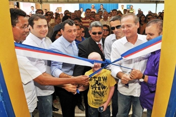 Com o prefeito Cristiano Matheus e os deputados Renan Filho e Jeferson Morais, o senador Renan descerra a placa reinaugurando a casa de Marechal Deodoro