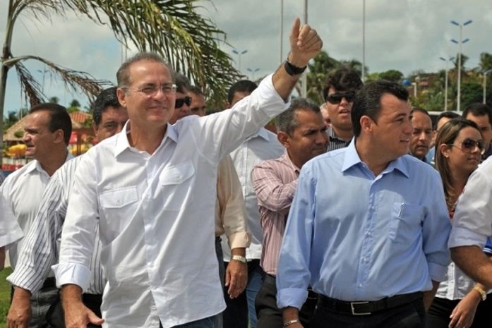 Depois de visitar as obras do mercado, o senador Renan, lado pelo prefeito Cristiano Matheus, cumprimenta o público que compareceu à orla lagunar da cidade