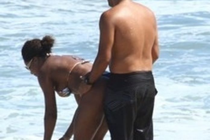 Adriana Bombom aproveita praia em clima de romance 'caliente'