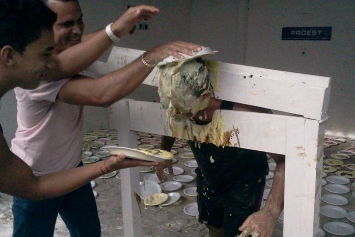 Fera celebra aprovação no curso de Medicina