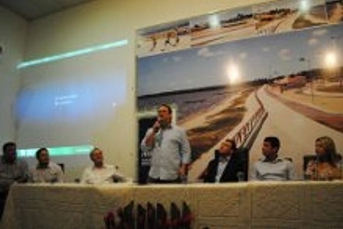 Luciano Barbosa falando para um plateia replete de prefeitos e vereadores