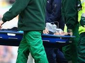 Meia do Arsenal dá susto e sai de maca, mas time vira sobre Liverpool