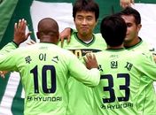 Eninho comemora com os companheiros.