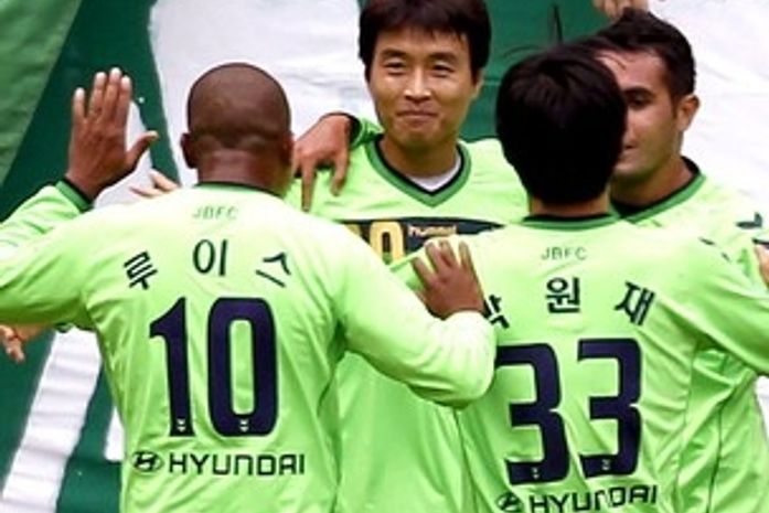 Eninho comemora com os companheiros.