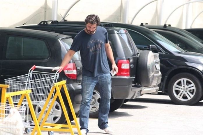 Dono de casa! Thiago Lacerda faz compras em mercado no Rio