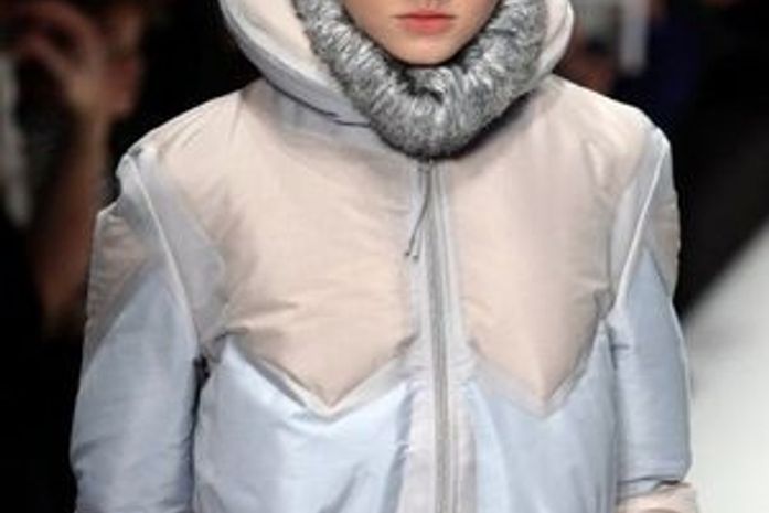 Issey Miyake traz menos plissados e roupas mais versáteis