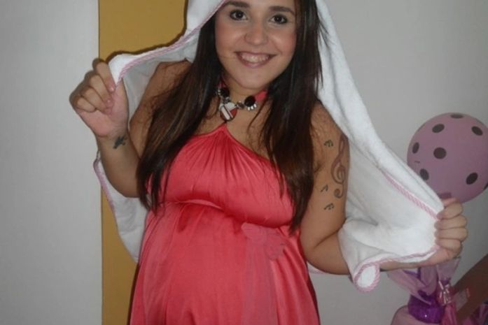 Grávia de oito meses, Perlla faz chá de fraldas para a filha