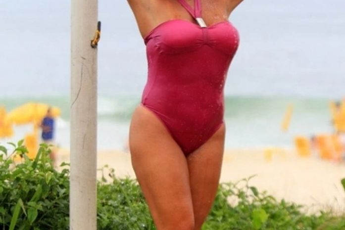 Solange Gomes vai à praia e mostra que está mais cheinha