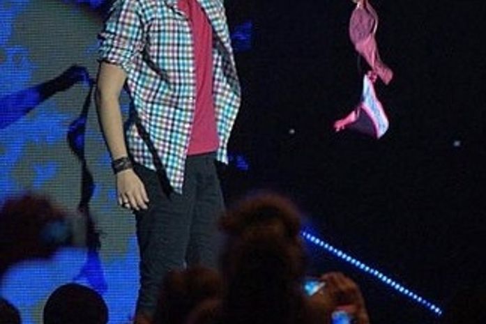 Luan Santana ganha sutiã de presente de fã em show