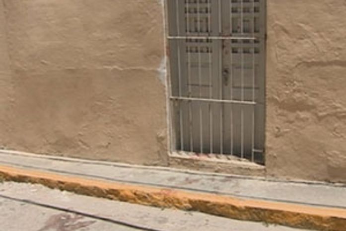 Crime deixou marcas de sangue na calçada e na
rua