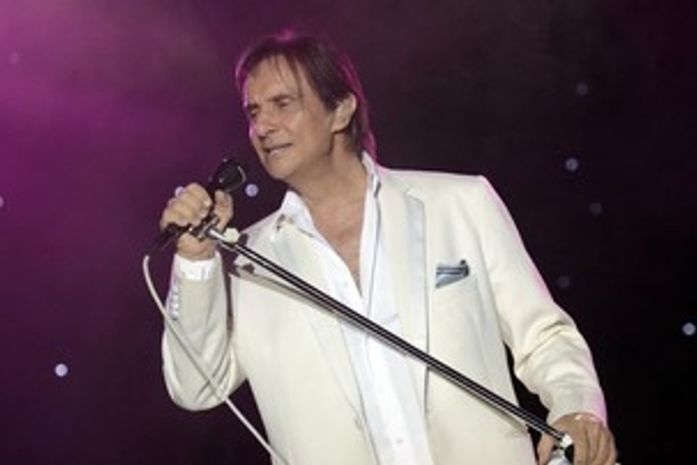 Roberto Carlos fez plástica no rosto no dia 29 de fevereiro