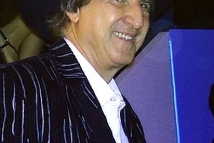 Sérgio Reis é internado ao cair de palco em show