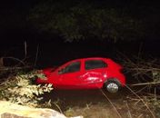 Carro cai em rio depois de derrapar e capotar na “Curva da Morte”